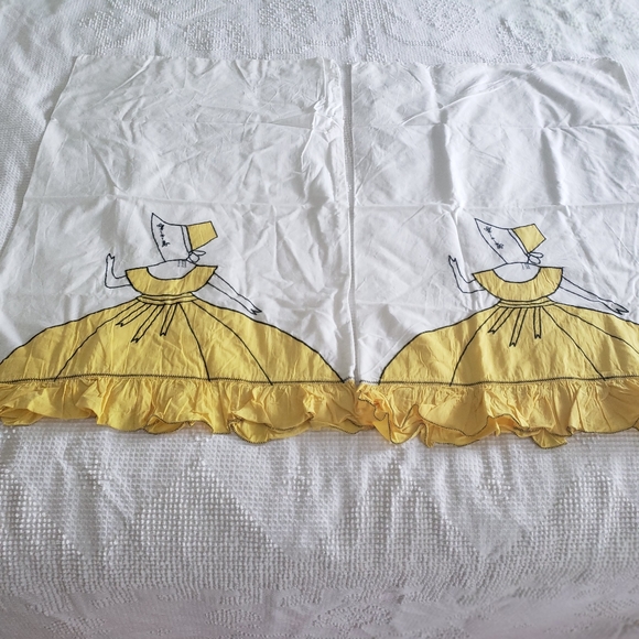 Two pair of vintage pillowcases embroidered appli - Picture 2 of 7